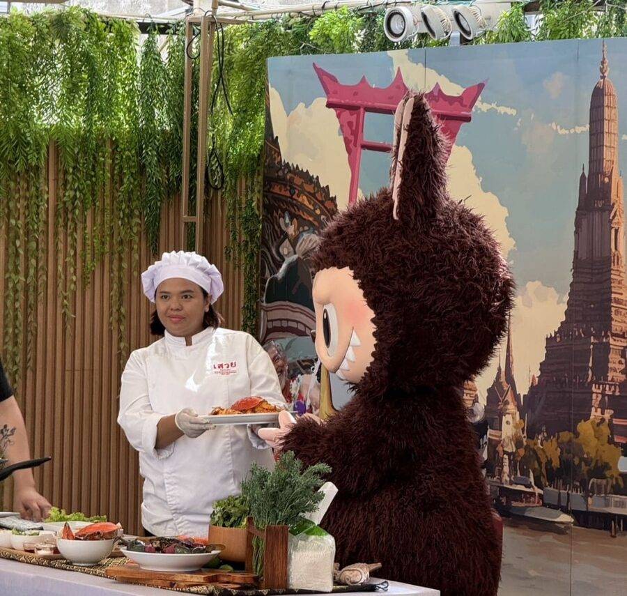 Savoey collaborates with TAT to promote the Thai seafood dishes, inviting Labubu to join the cooking class “Curry Mud Crab.” as part of the “Labubu Travel Thailand” project to attract tourists to Thailand.